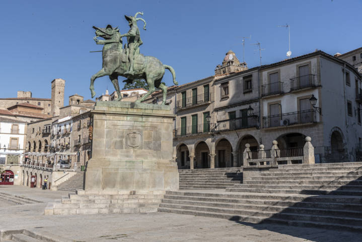 42 - Caceres - Trujillo - Plaza Mayor y estatua de Francisco Pizarro